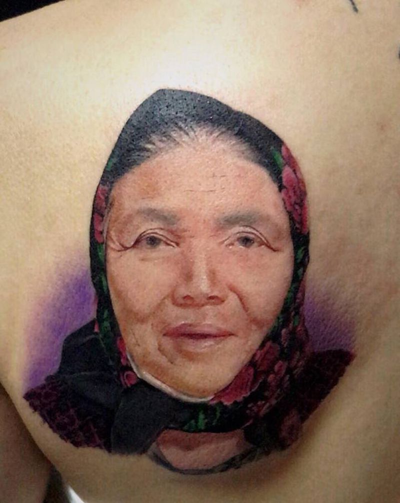 外婆纹身图片_肩部欧美写实纹身图案