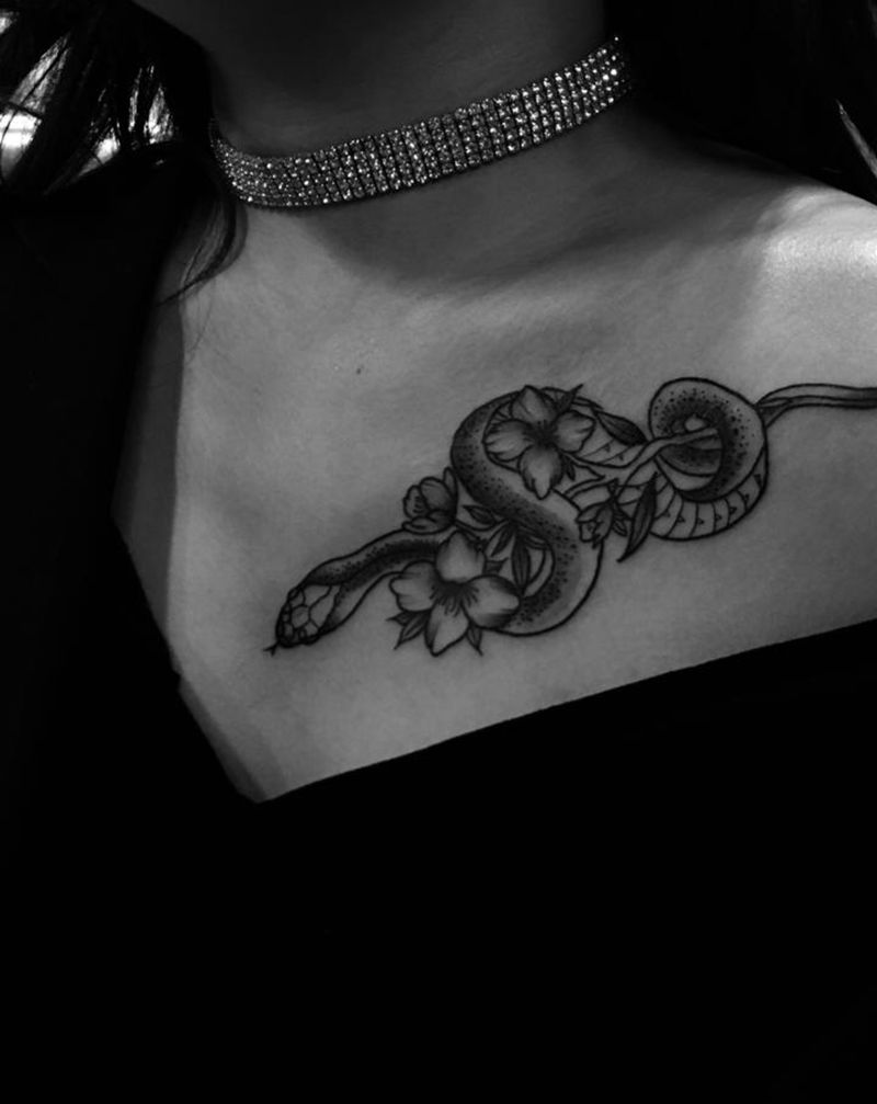 蛇纹身图片_胸部纹身图案