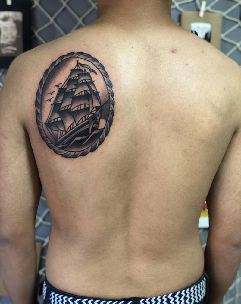 school帆船纹身图片_背部Old School纹身图案