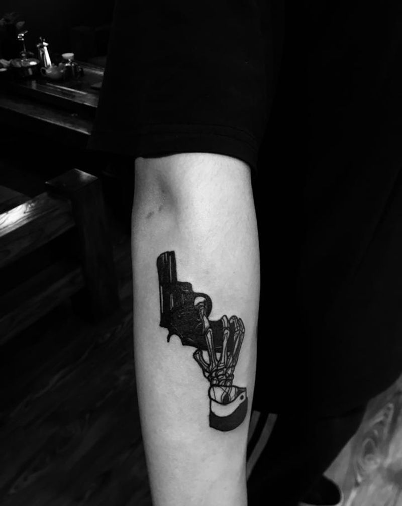 手枪纹身图片_手臂纹身图案
