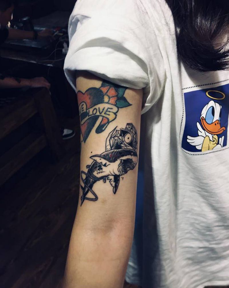 鲨鱼纹身图片_手臂纹身图案