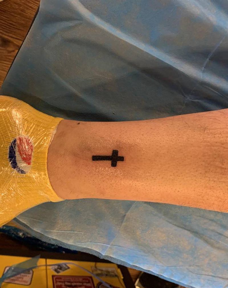 十字架纹身图片_腿部纹身图案