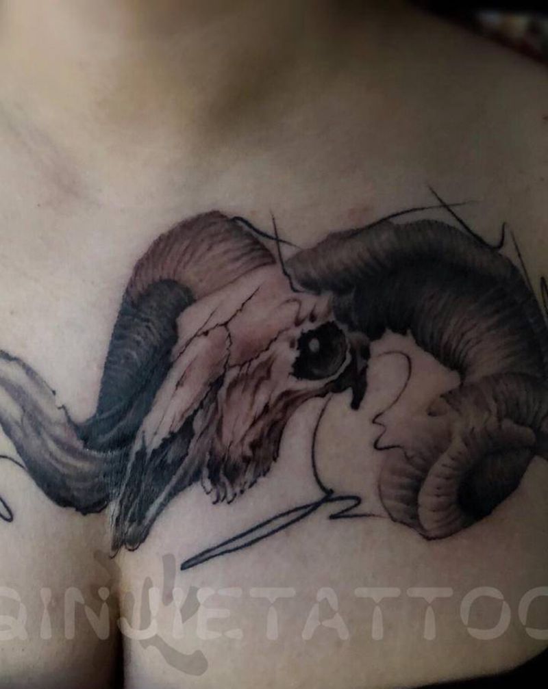 重生纹身图片_胸部欧美写实羊纹身图案