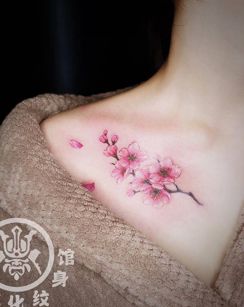 桃花纹身图片_胸部水彩水墨锁骨纹身图案