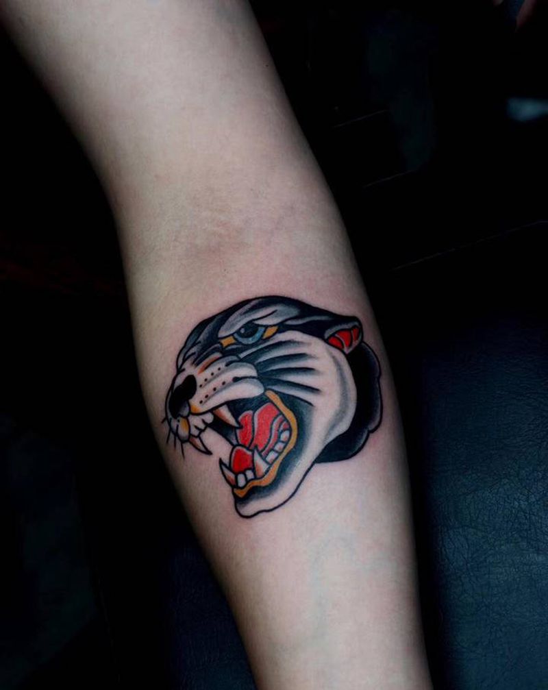 豹子纹身图片_手部Old School纹身图案