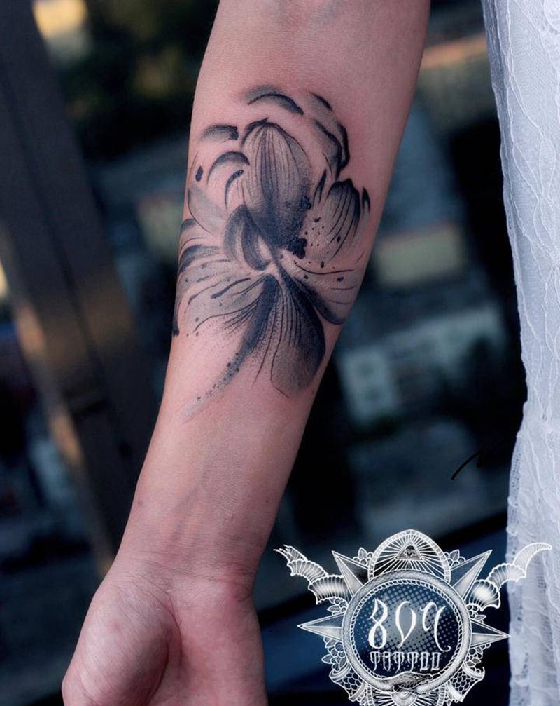 水墨黑灰荷花纹身图片_手臂水墨纹身图案