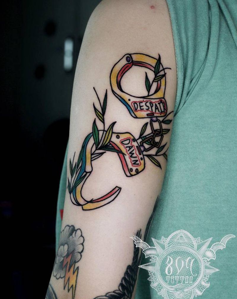 一副手铐纹身图片_手臂New School纹身图案