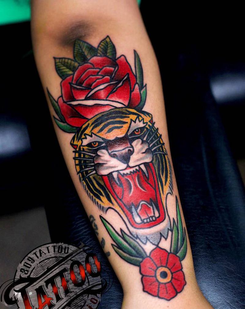 老虎➕花纹身图片_手臂Old School纹身图案