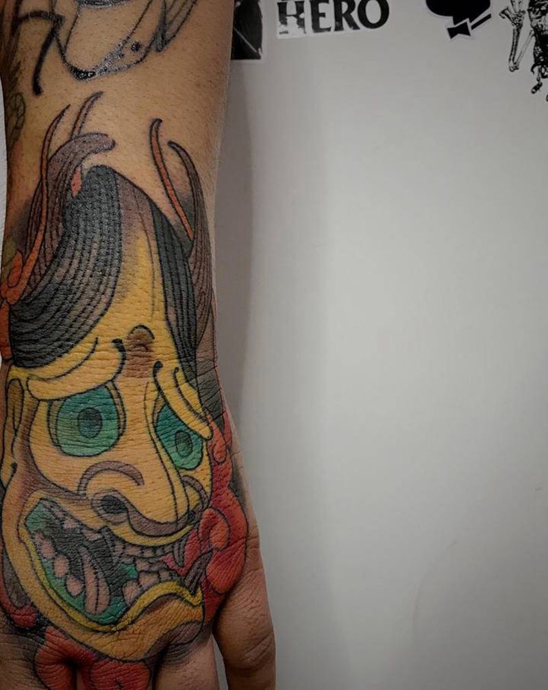 手背般若纹身图片_手部新传统纹身图案