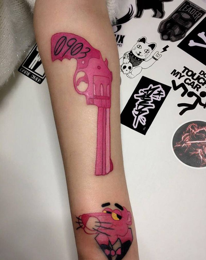 粉红豹与枪纹身图片_手臂纹身图案