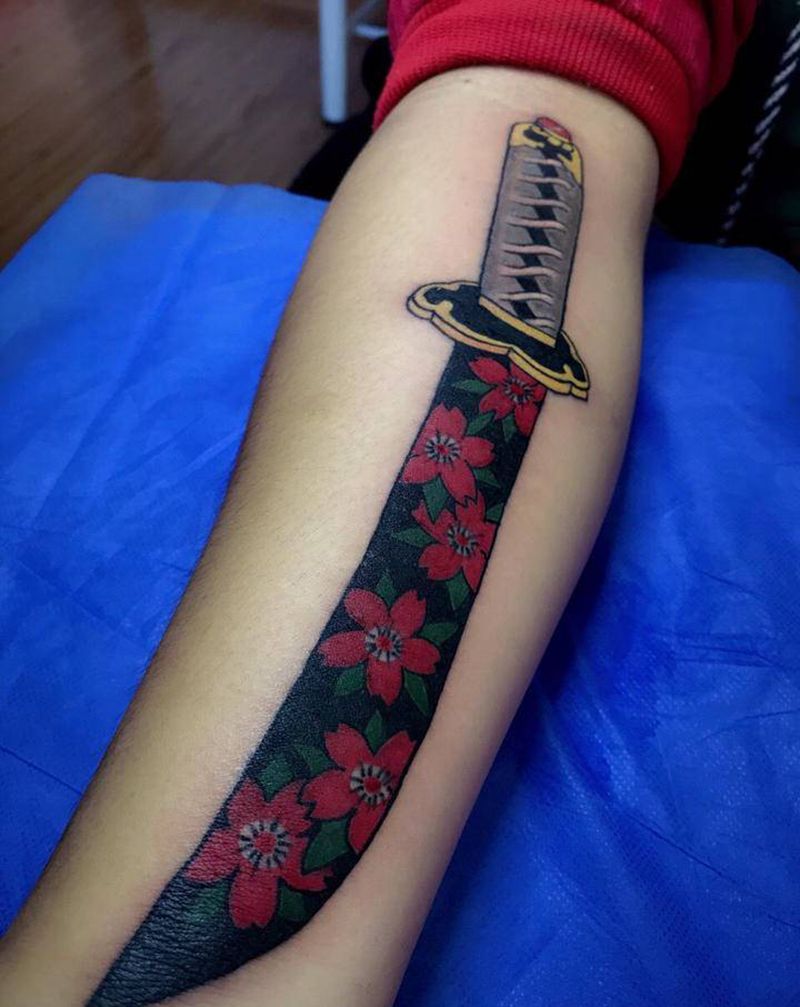 武士刀纹身图片_手臂老传统纹身图案