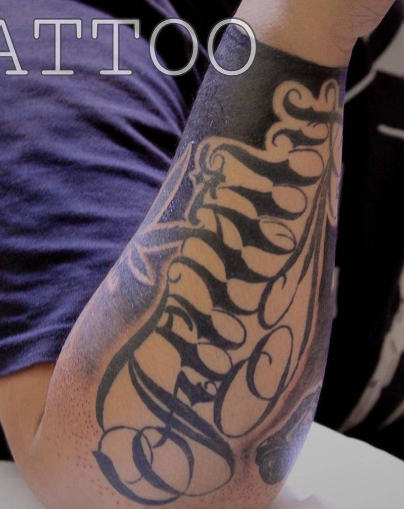 黑背景纹身图片_手臂几何纹身图案