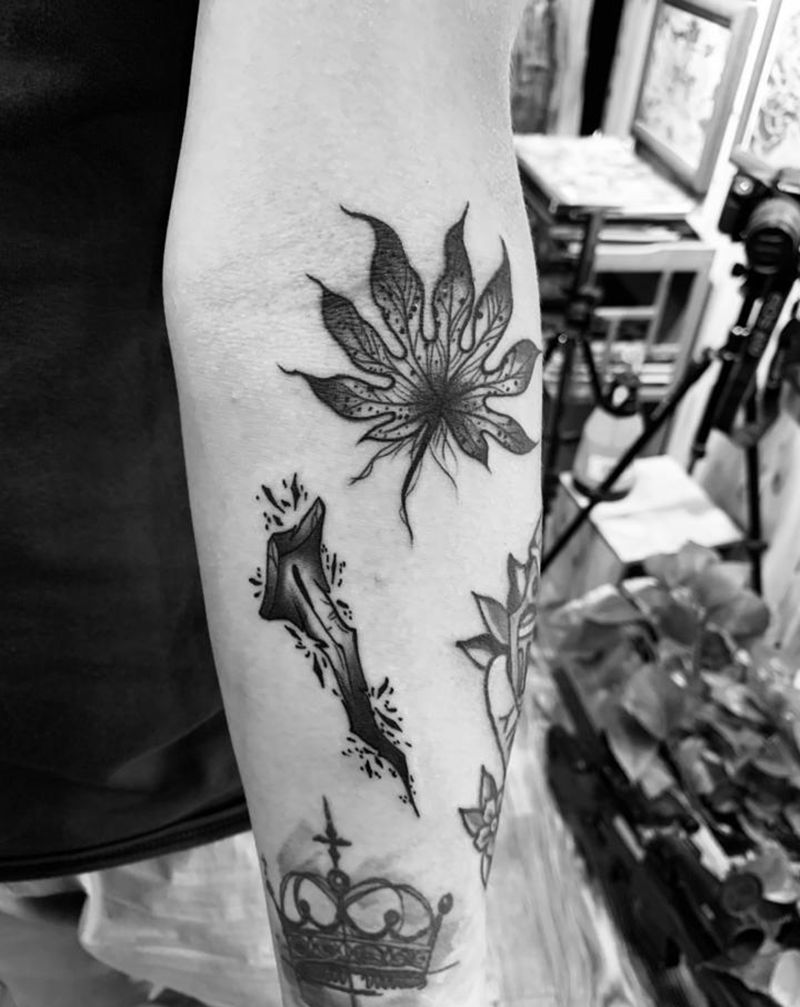 钉子，枫叶纹身图片_手臂纹身图案