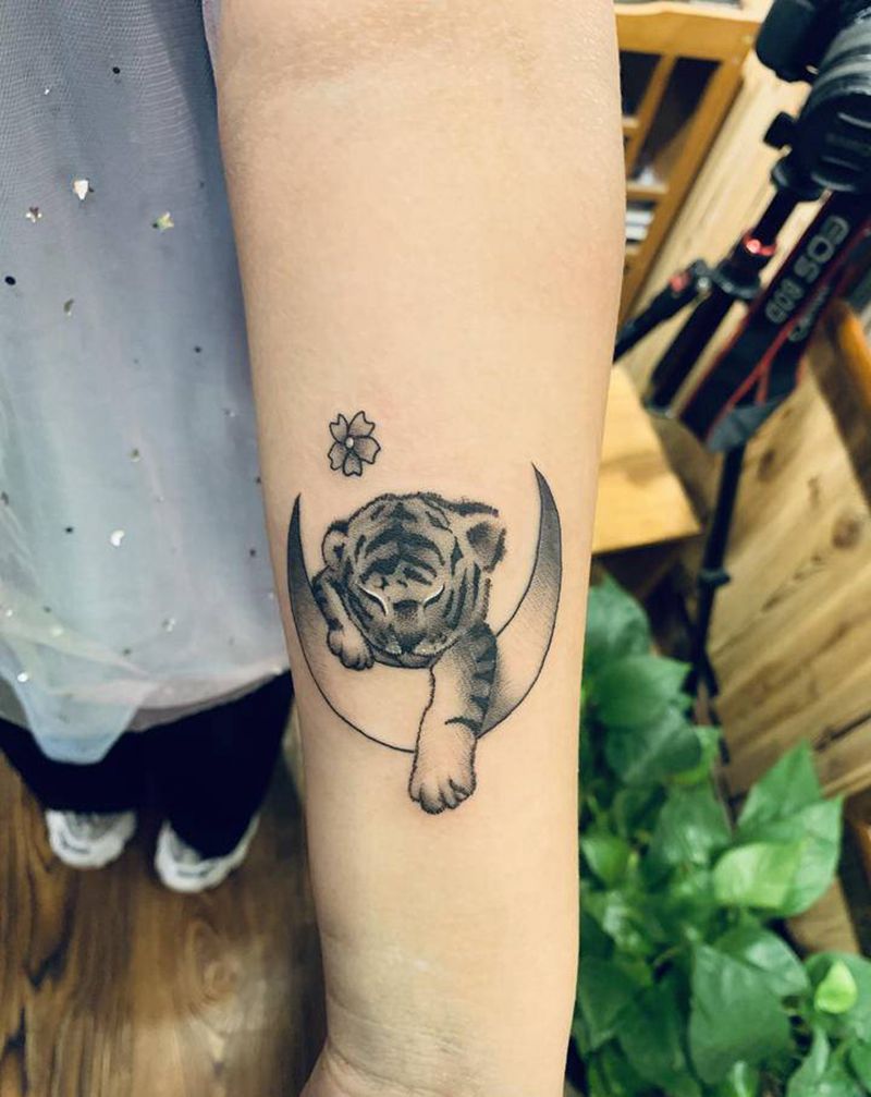 小老虎纹身图片_手臂纹身图案