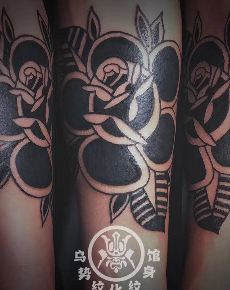 一朵黑花花纹身图片_手臂Old School纹身图案