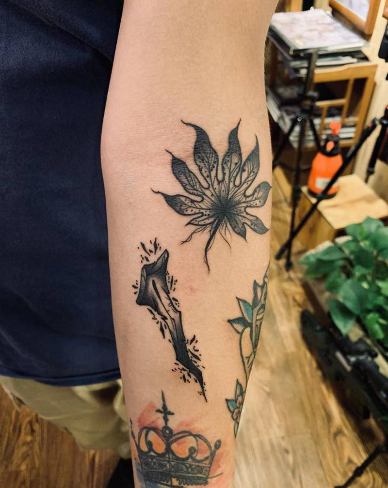 枫叶钉子纹身图片_手臂纹身图案