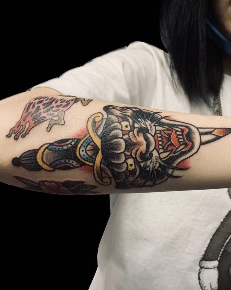 老虎匕首纹身图片_手臂Old School纹身图案