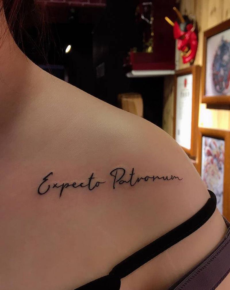 锁骨纹身图片_肩部纹身图案