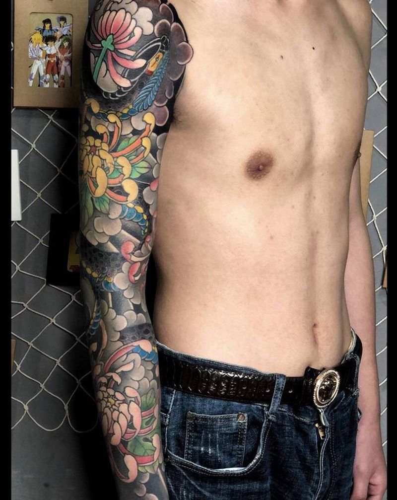 日式蛇与菊花纹身图片_手臂老传统纹身图案