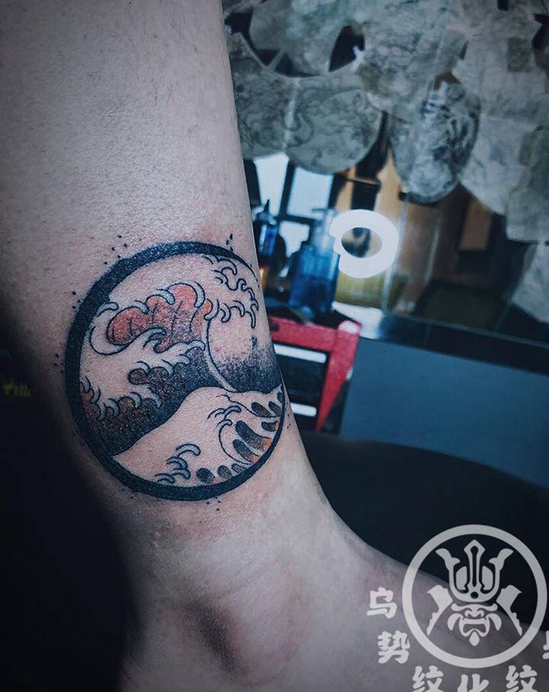 山海纹身图片_腿部点刺纹身图案