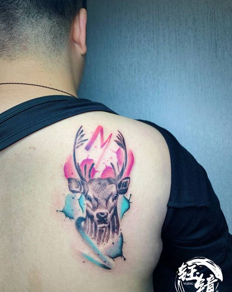 后肩水墨鹿纹身图片_背部水墨纹身图案