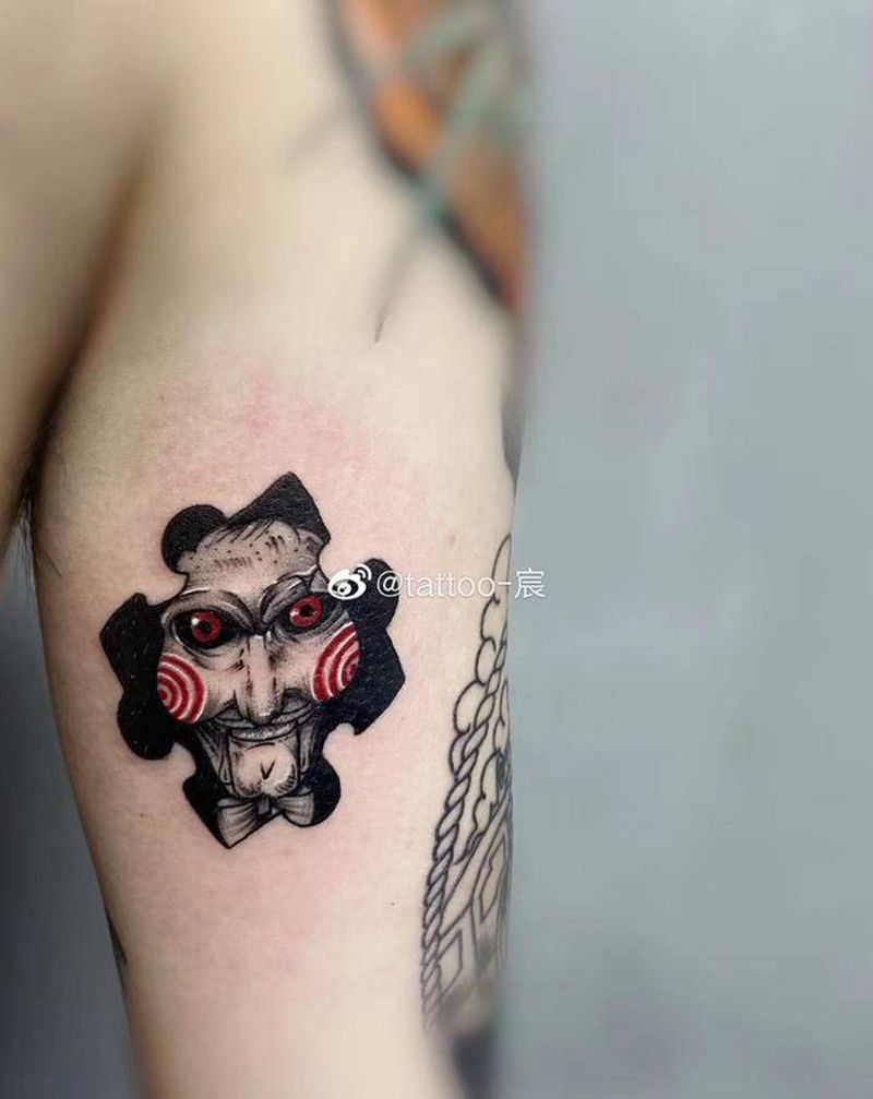 电锯惊魂竖锯纹身图片_手臂纹身图案