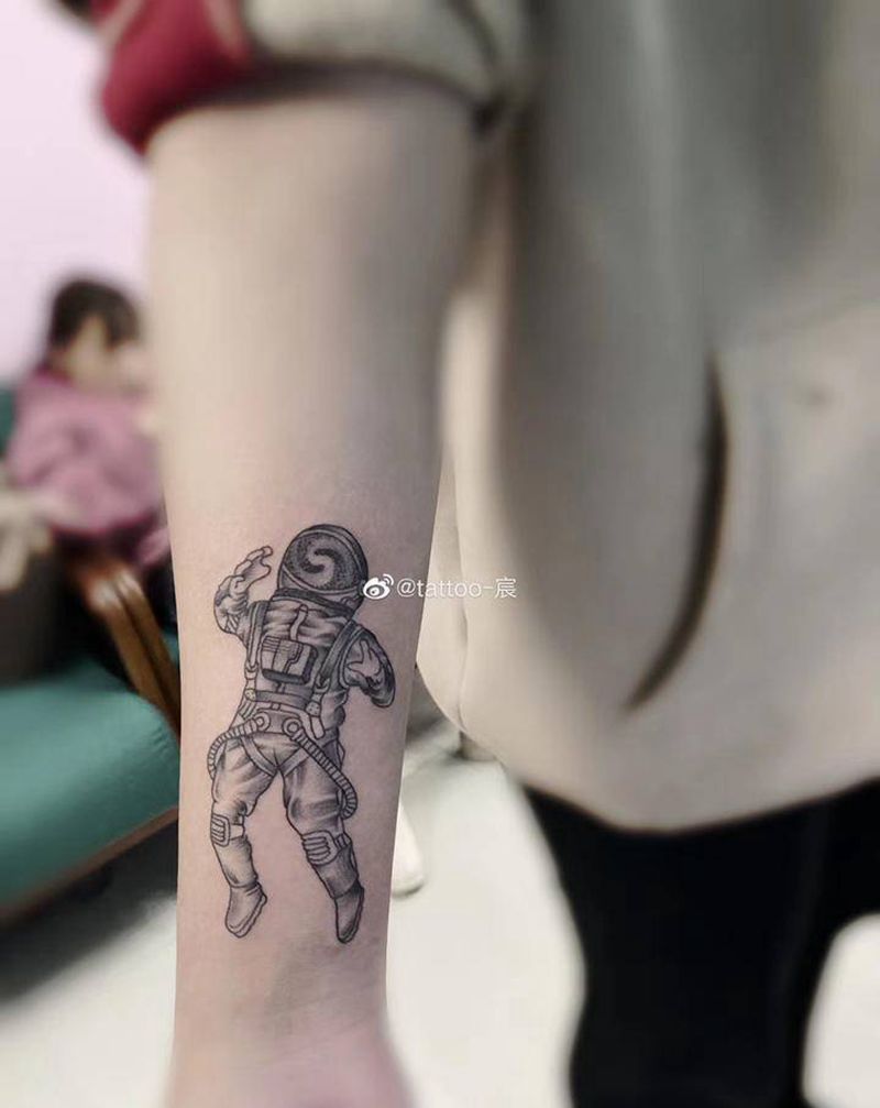 宇航员纹身图片_手臂纹身图案