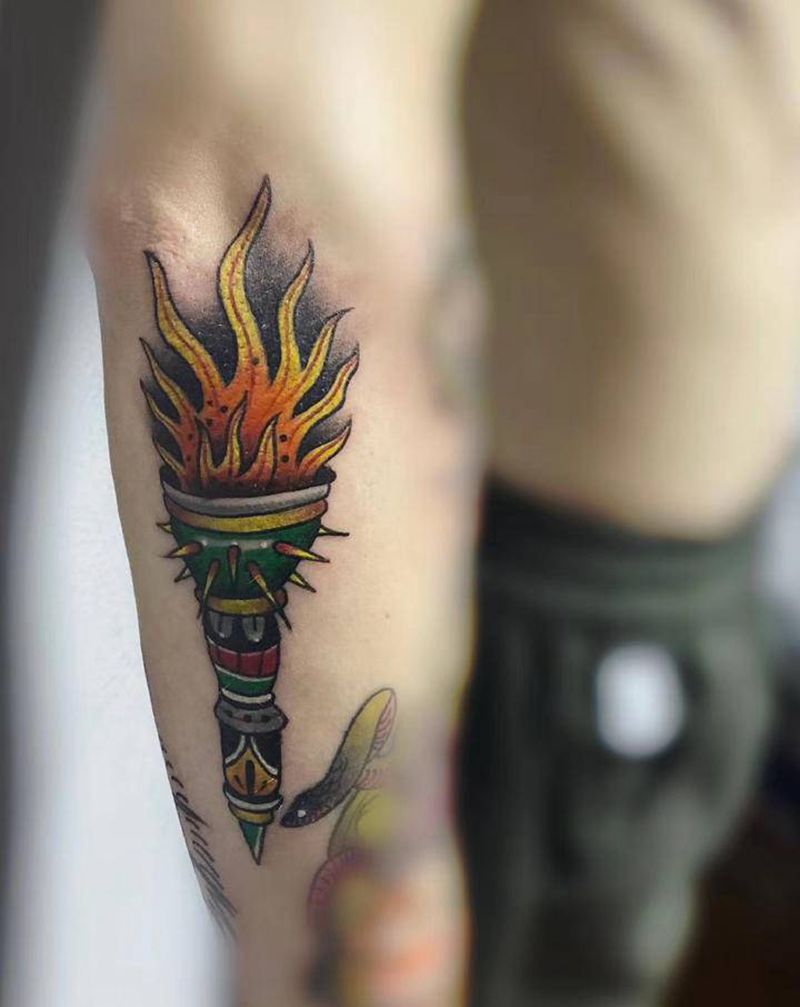 火炬纹身图片_手臂纹身图案