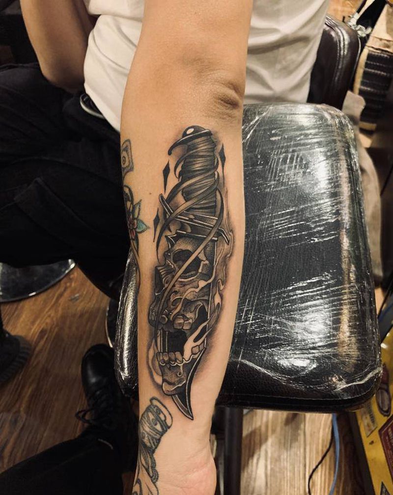 匕首纹身图片_手臂纹身图案