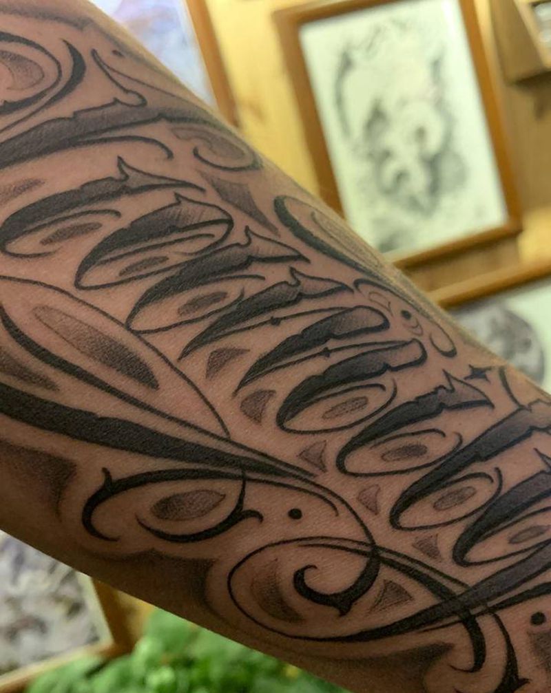 花体字纹身图片_手臂纹身图案