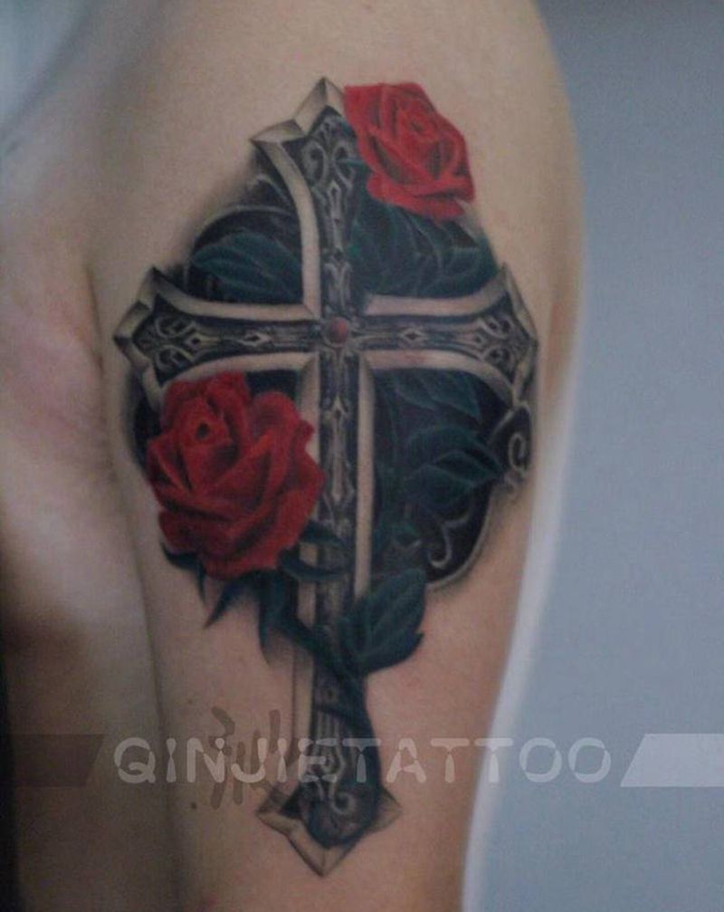 玫瑰十字架纹身图片_手臂欧美写实玫瑰十字架纹身图案