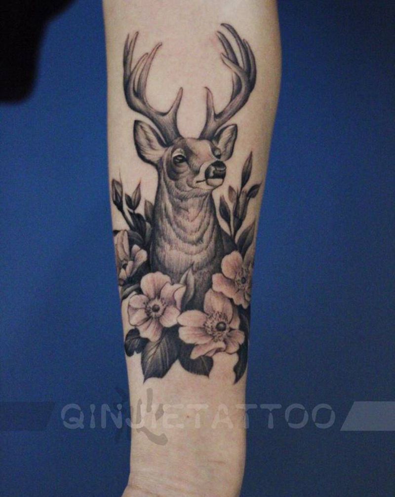 鹿纹身图片_手臂欧美写实鹿花小清新纹身图案