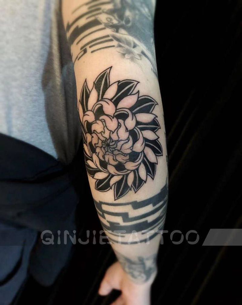 菊纹身图片_手臂老传统图腾菊花纹身图案