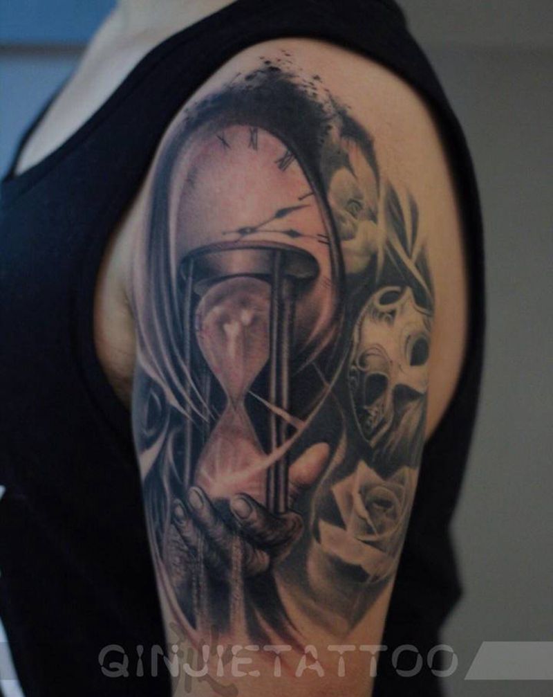 欧美写实纹身图片_手臂欧美写实沙漏面具表纹身图案