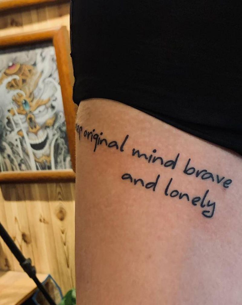 字母纹身图片_腿部纹身图案