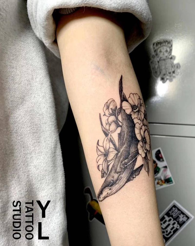 鲸鱼素花纹身图片_手臂点刺素花纹身图案