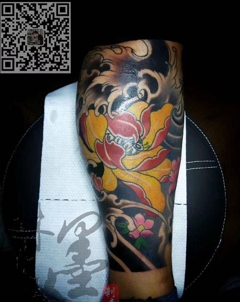 浪与荷花纹身图片_新传统纹身图案