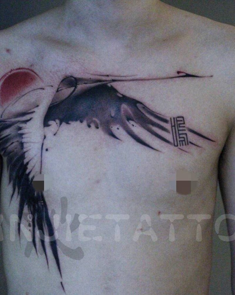 鹤纹身图片_胸部水墨鹤水墨风花胸纹身图案