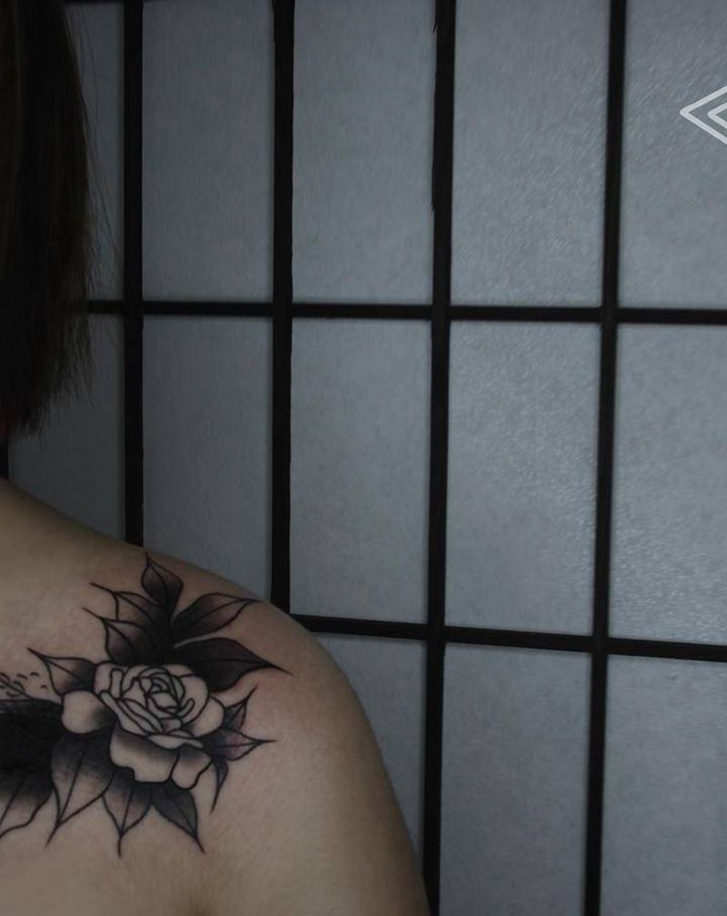 小花花遮盖纹身图片_肩部纹身图案