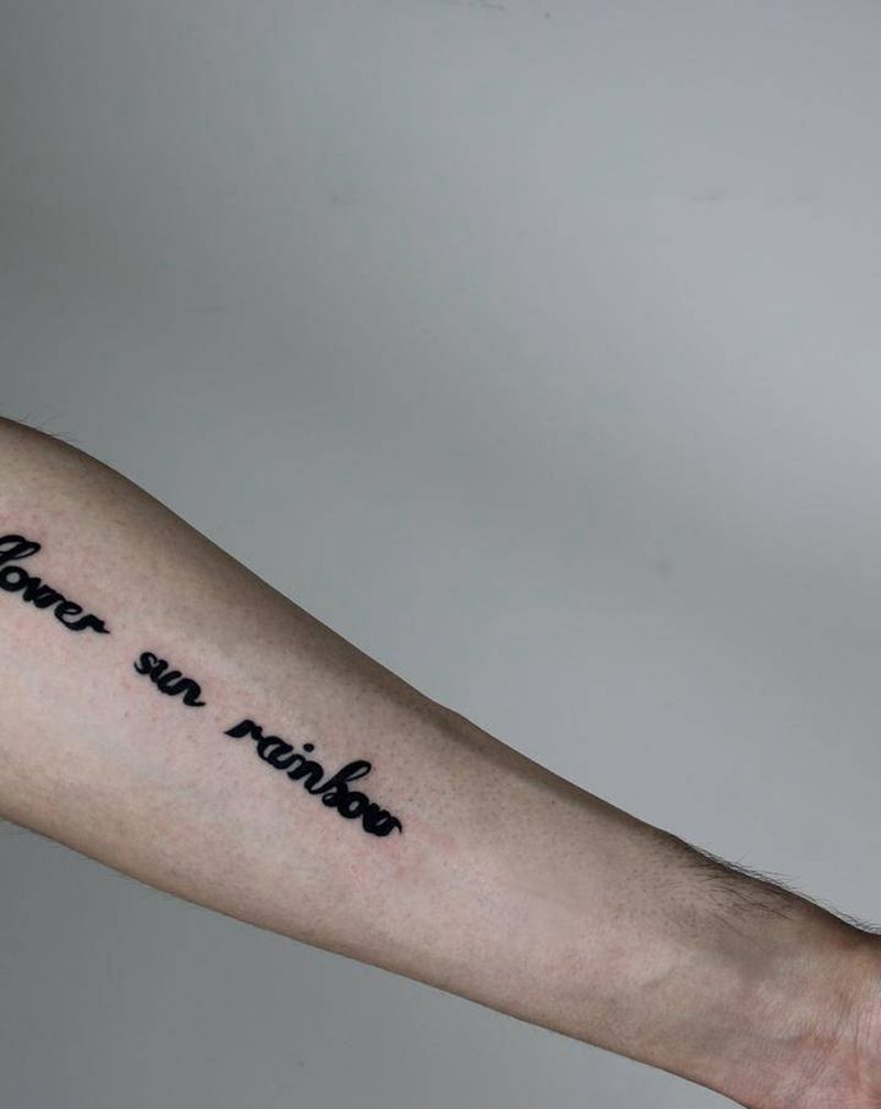 一串儿字母纹身图片_手臂花体字纹身图案