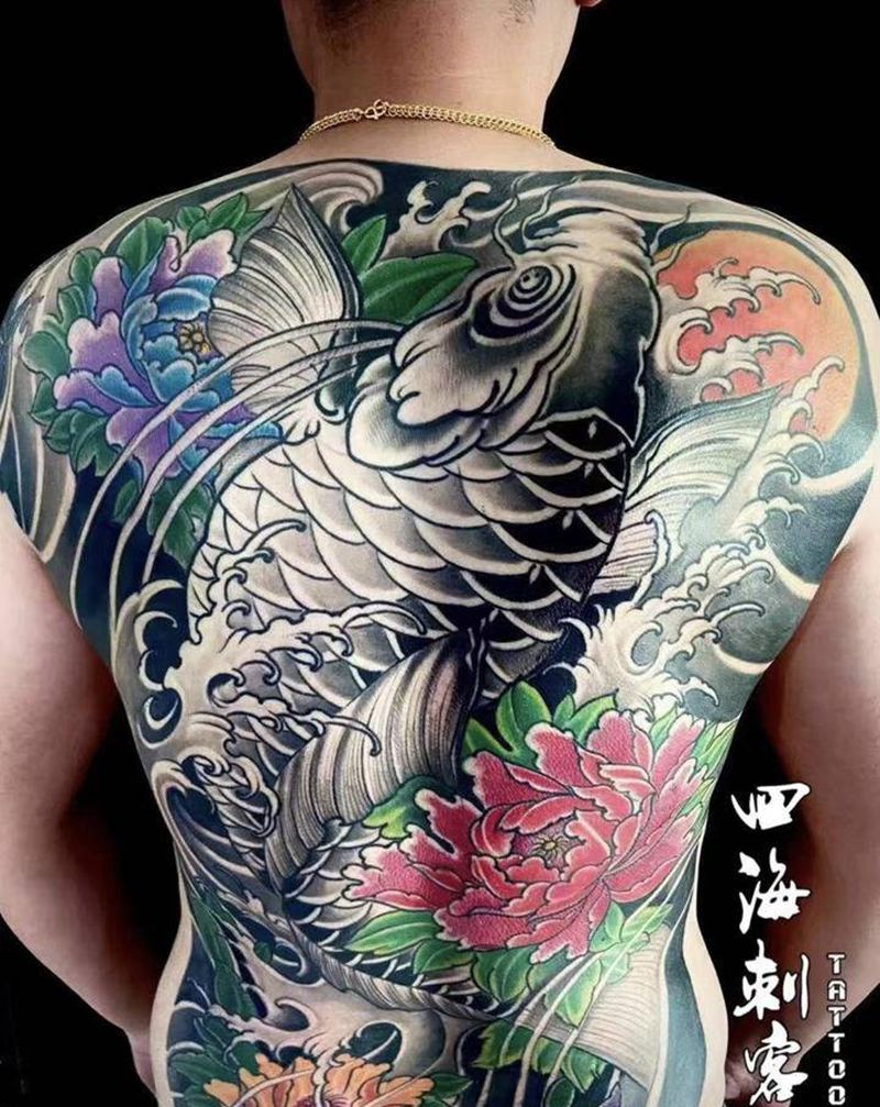 锦鲤牡丹纹身图片_背部新传统纹身图案