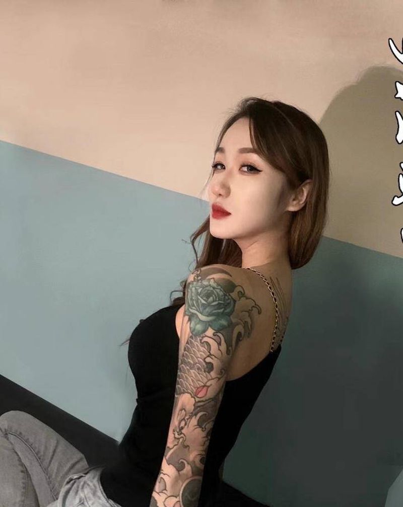 美女花臂纹身图片_手臂背部新传统老传统纹身图案