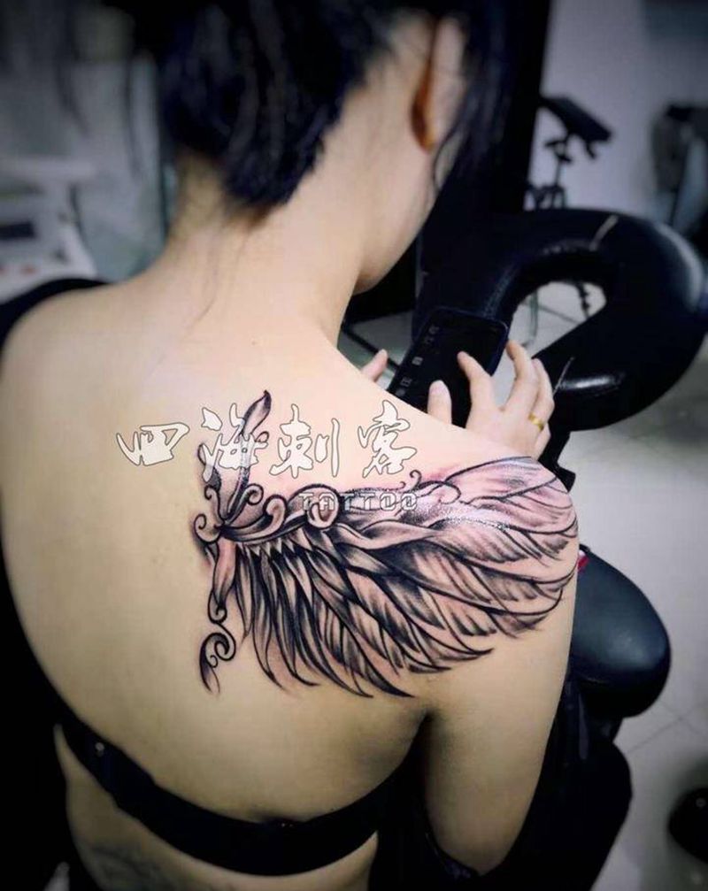 翅膀纹身图片_肩部背部欧美写实New School纹身图案