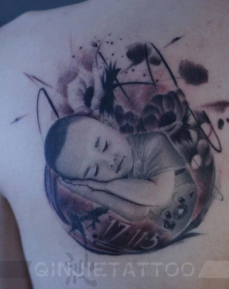 予爱纹身图片_背部欧美写实泼墨父爱肖像纹身图案