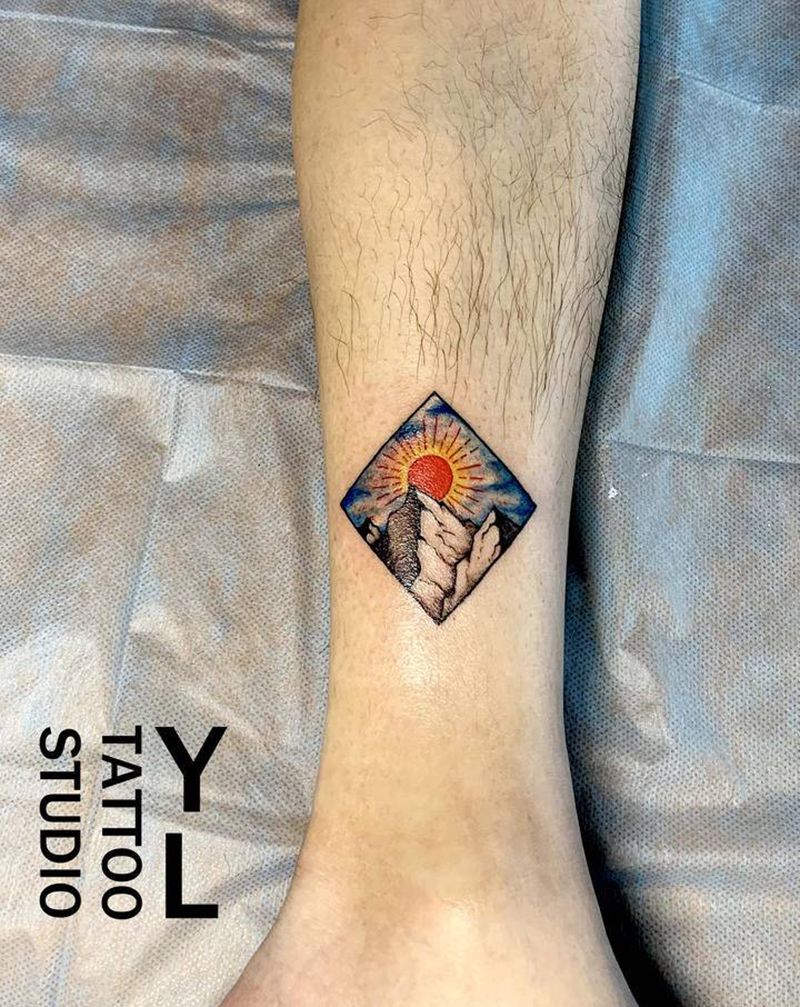 几何山峰纹身图片_腿部纹身图案