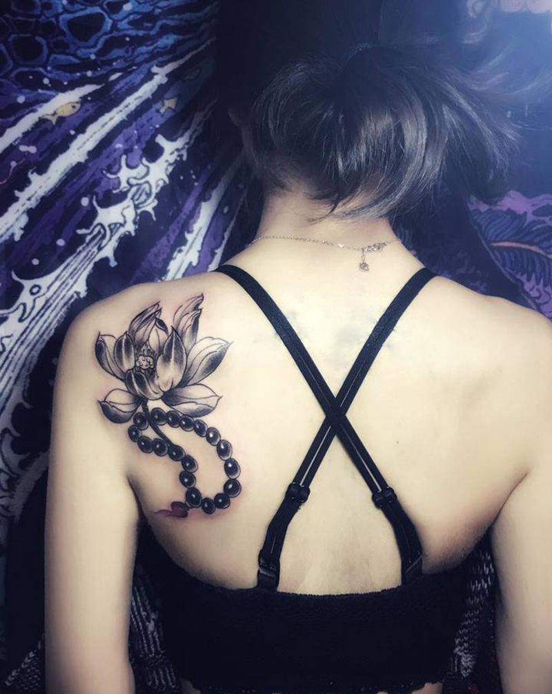 莲/佛珠纹身图片_背部新传统莲花佛珠纹身图案