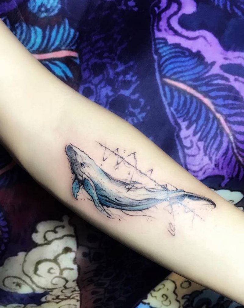 鲸纹身图片_手臂水彩水墨蓝鲸纹身图案