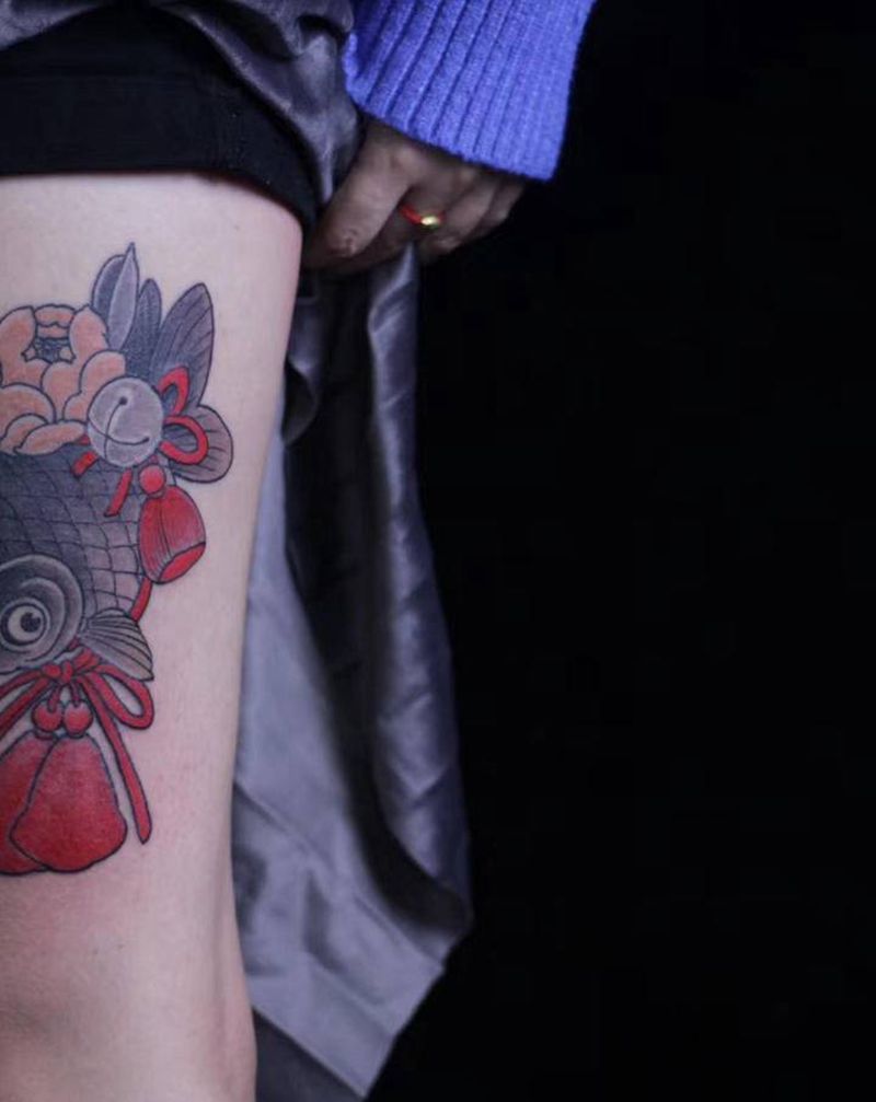 小日式金鱼纹身图片_腿部老传统金鱼绳结纹身图案