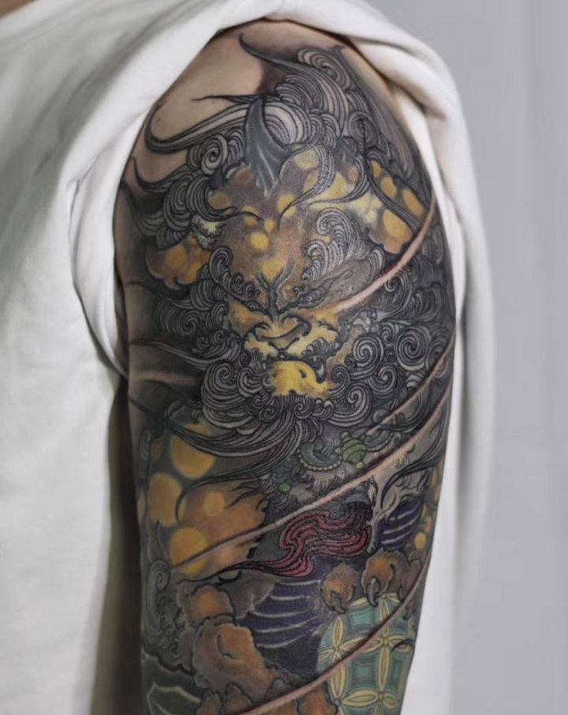 唐狮纹身图片_手臂新传统唐狮绣球纹身图案