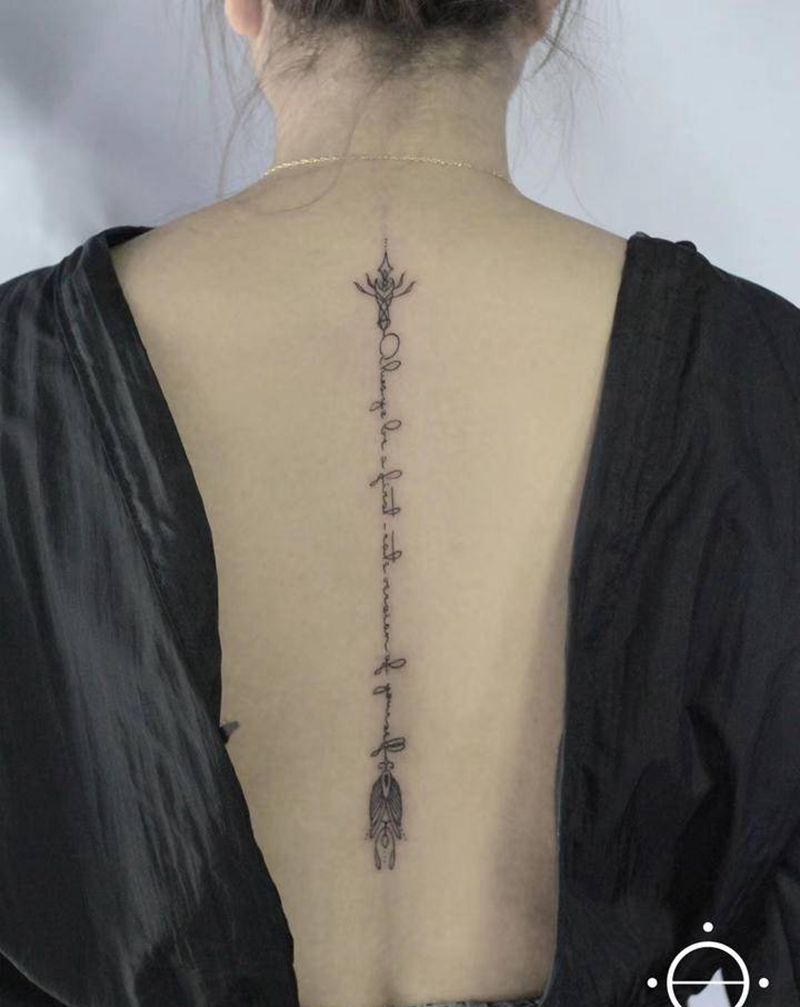 脊柱字母纹身图片_背部点刺字母纹身图案